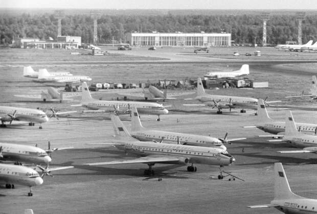 Самолеты в аэропорту Внуково. 1971 год