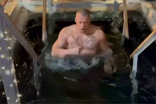 Служащий в армии Macan окунулся в прорубь