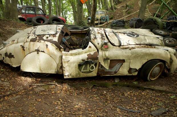 Снова Jaguar XK120, вид сбоку.  кладбище автомобилей, коллекция, старые автомобили
