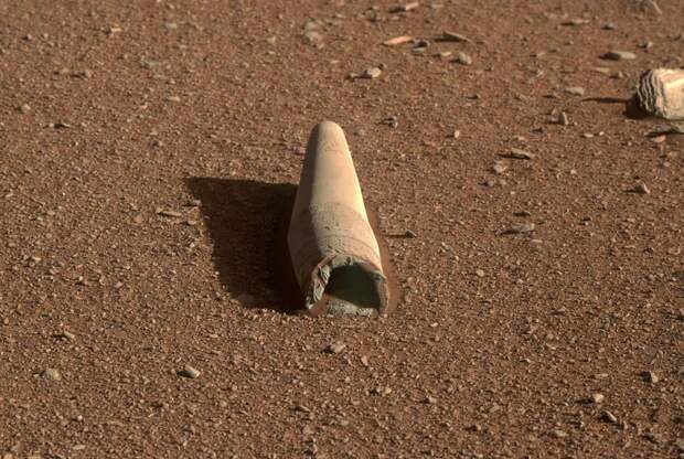 Странная гильза на Марсе в форме цилиндра интригует ученых