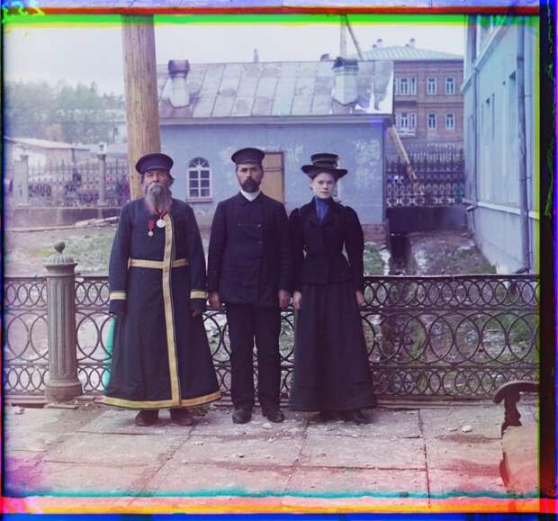 Городской служащий А.П.Калганов позирует для портрета с сыном и внучкой, город Златоуст империя., путешествия, цветное фото