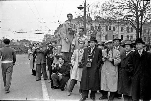 Фотокорреспонденты на первомайской демонстрации, 1960, Киев