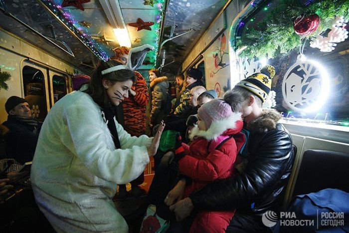 В московском метро запустили новогодний поезд (8 фото)