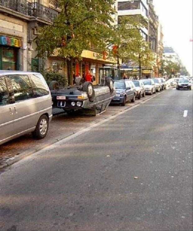 Перевернутая машина.