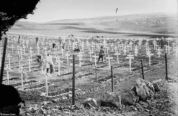 Британское военное кладбище в 1917 году (слева). Сегодня могилы с крестами заменили на аккуратные мемориальные столбики (справа) Израиль, архивные фотографии, иерусалим, история, прошлое и настоящее, сравнение, тогда и сейчас, тогда и сегодня