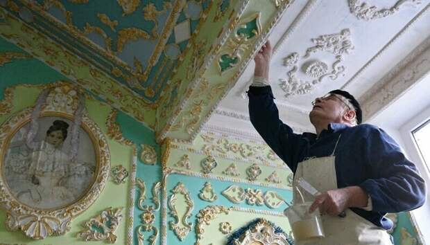 Как пенсионер устроил в своем подъезде почти Эрмитаж Как пенсионер устроил в своем подъезде почти Эрмитаж