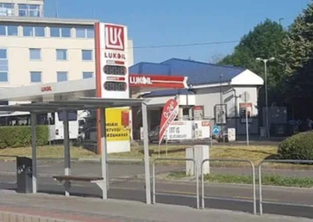 Орбан намерен добиться от Трампа исключений из антироссийских санкций для работы с «Лукойлом» и «Роснефтью» Орбан намерен добиться от Трампа исключений из антироссийских санкций для работы с «Лукойлом» и «Роснефтью»