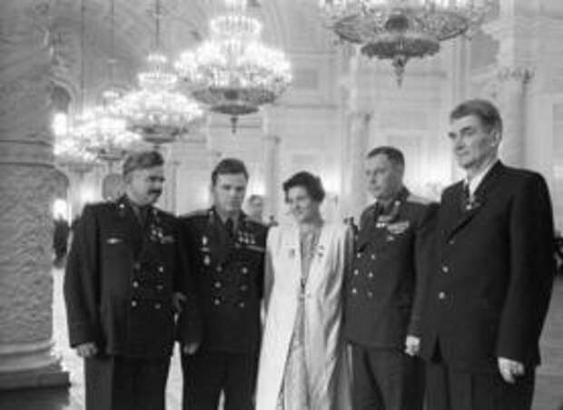 Прасковья Ангелина (в центре) на Пятой сессии Верховного Совета СССР.