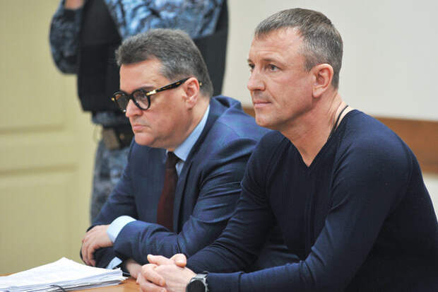 Бывший командующий 58-й армией ВС РФ генерал-майор Иван Попов (справа), арестованный по делу о мошенничестве в особо крупном размере, на заседании в Тамбовском гарнизонном военном суде. Слева - адвокат Сергей Буйновский, 16 октября 2024 года / Алексей Сухоруков/РИА Новости 📷
