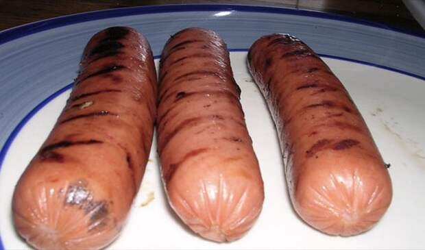 В кофеварке можно приготовить сосиски для хот-догов.