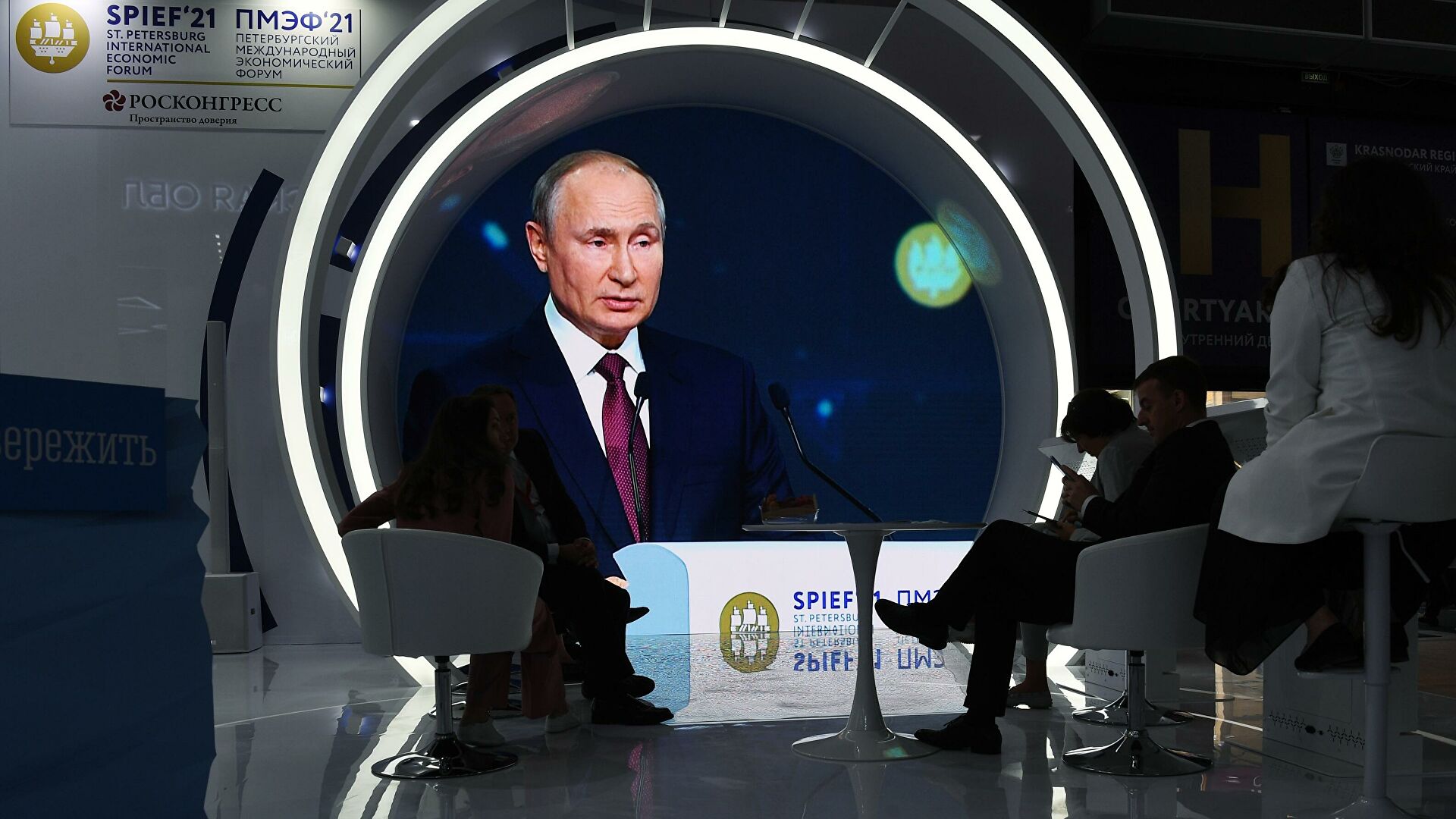 Путин призвал освободить малый бизнес от налоговой отчетности 