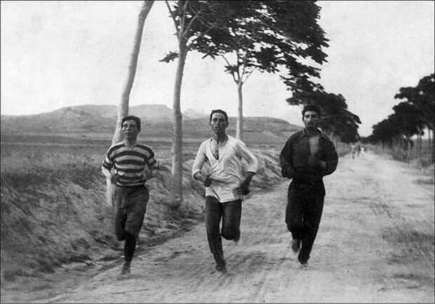 Бегуны-марафонцы во время первых современных Олимпийских игр в Афинах, 1896 год. СССР, авто, девушки, история, факты, юмор