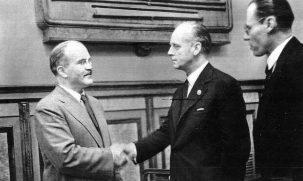 В. Молотов и И. фон Риббентроп пожимают руки после подписания пакта. Фото: Википедия