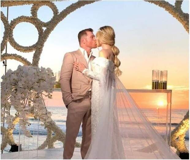 Сауль Альварес женился