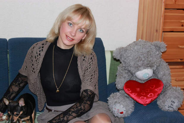 Блондинка в вязаной коричневой накидке. /Фото: cdn1.flamp.ru