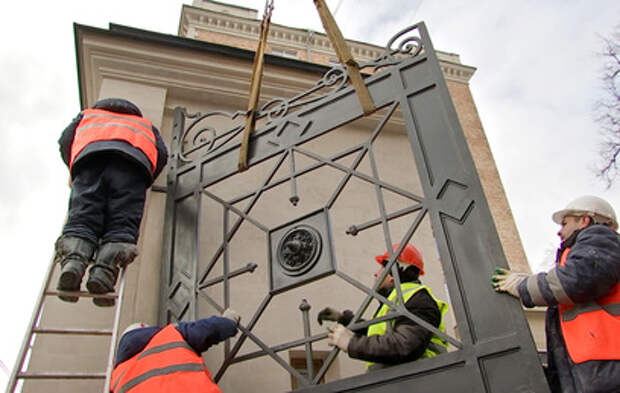 В Нескучный сад после реставрации вернулись парадные ворота Александринского дворца