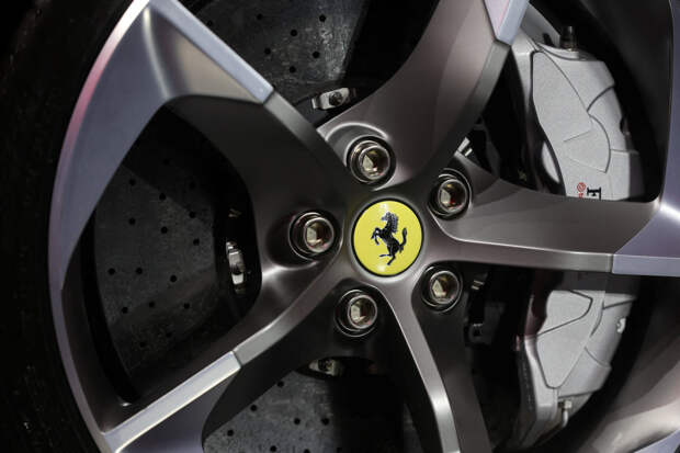 Ушедший из России бренд начал доставлять машины самолетами