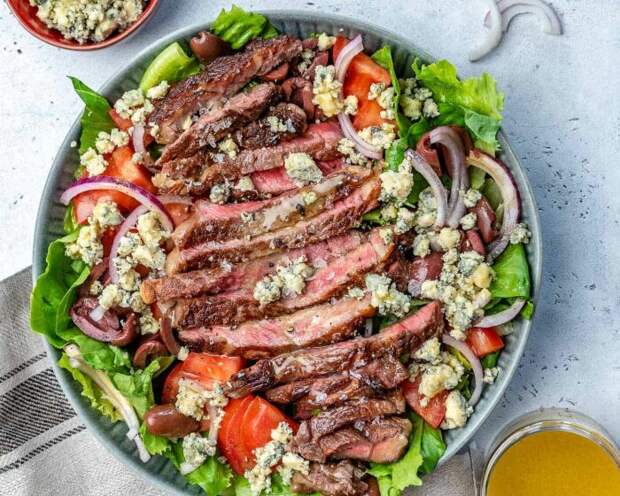 Лёгкий и невероятно вкусный салат с языком и овощами. \ Фото: healthyfitnessmeals.com. Лёгкий и невероятно вкусный салат с языком и овощами. \ Фото: healthyfitnessmeals.com.