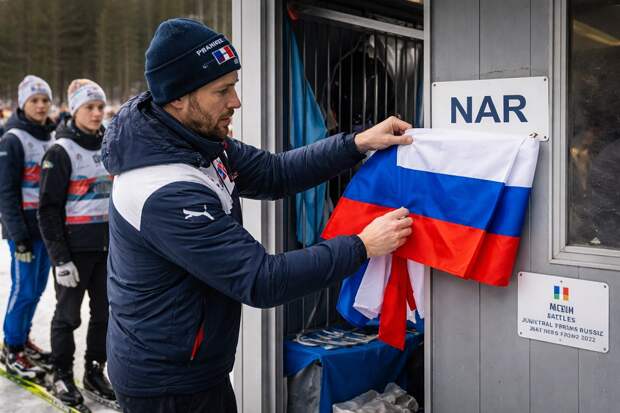 Фуркад порвал флаг Франции в поддержку России, но получил повышение на родине