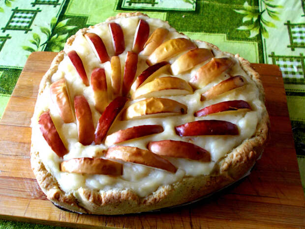 Нежнейший пирог с яблоками и заварным кремом Лакомка