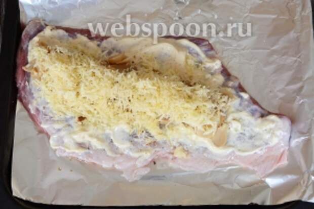 Посыпаем тёртым сыром.