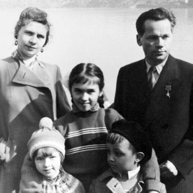 Михаил Калашников с женой и детьми. / Фото: www.ria.ru Михаил Калашников с женой и детьми. / Фото: www.ria.ru