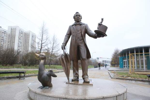 Памятник Андерсену на Поречной улице / Фото: Ярослав Чингаев