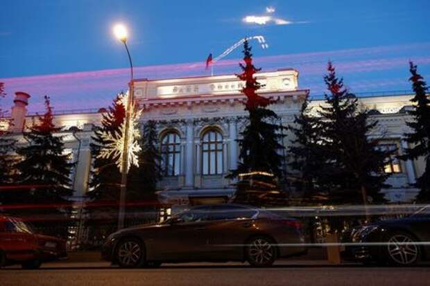 Cars are parked in front of Russia&apos;s Central Bank headquarters in Moscow, Russia March 29, 2021. REUTERS/Maxim Shemetov