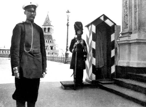 Несущие службу в Кремле городовой и дворцовый гренадер, 1900 г.