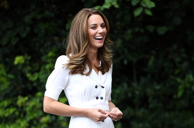 Кейт Миддлтон в маске и белом платье помогла собрать пожертвования для детей в Шеффилде