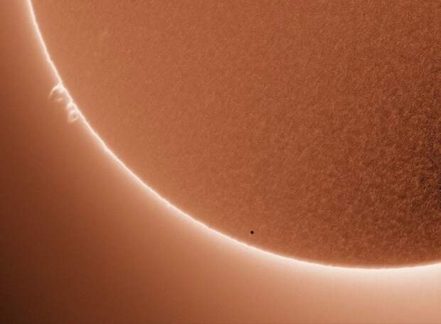 Маленькая точка — это Меркурий на фоне Солнца