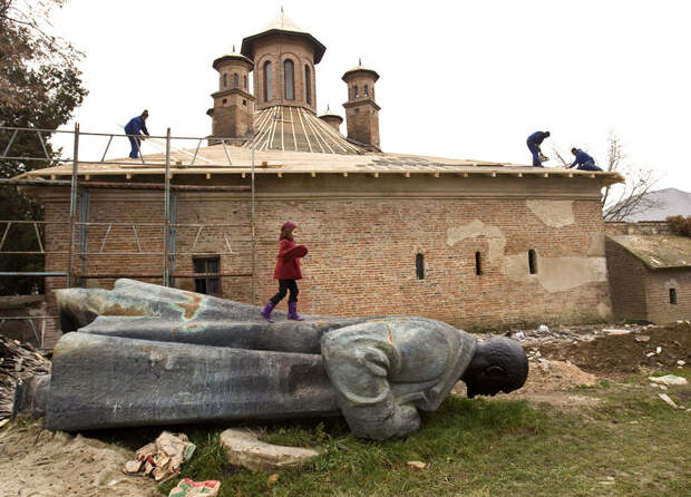10 фото удивительных приключений памятников Ленину по всему миру
