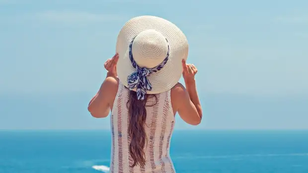 Врач рассказала о рисках пребывания на солнце в жару