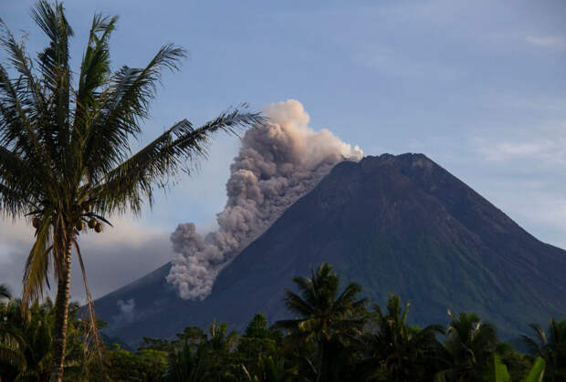 Самый опасный вулкан Индонезии — Мерапи