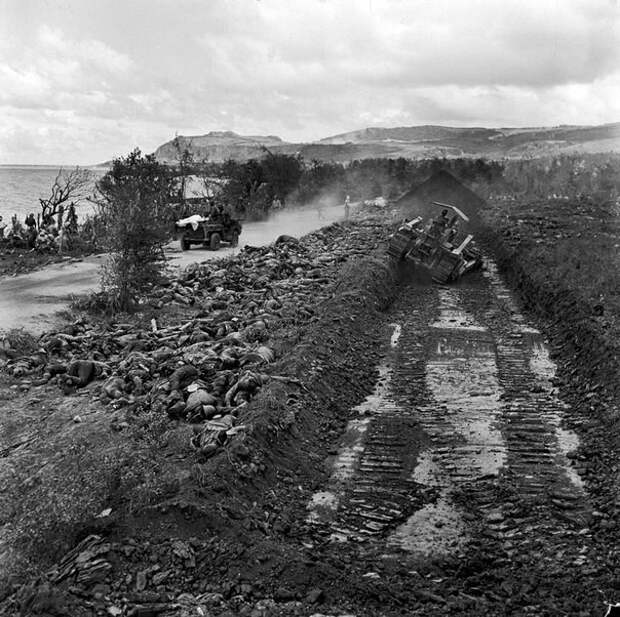 Захоронение трупов японских солдат на Сайпане, 1944 год. Бульдозер готовит братскую могилу. история, события, фото