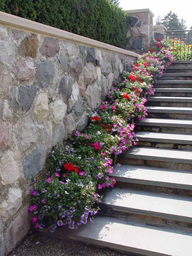 идея садовой лестницы своими руками бетон камень цветочные горшки
