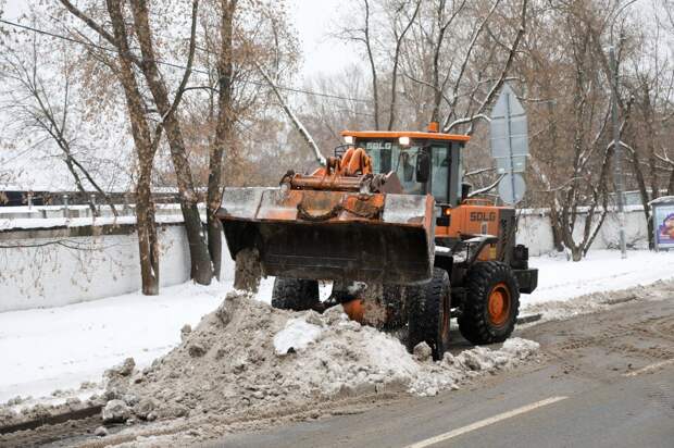 В Войковском коммунальщики вышли устранять последствия снегопада