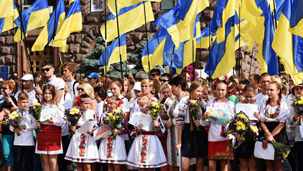 Местные жители во время праздничного мероприятия, посвященного Дню флага Украины