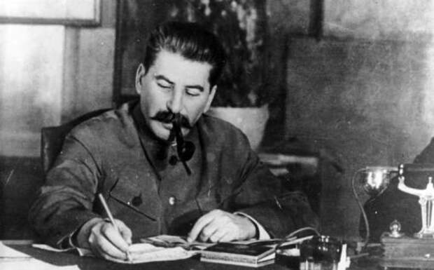 Иосиф Сталин в своем кабинете