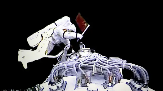 Экипаж китайской орбитальной станции вышел в открытый космос