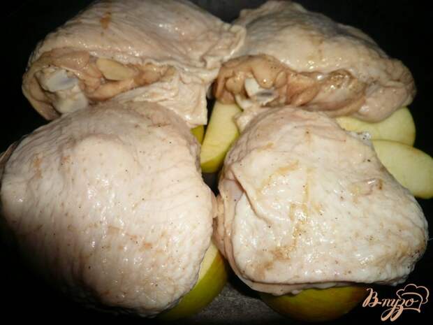 Фото приготовление рецепта: Куриные бедрышки с яблоками шаг №4