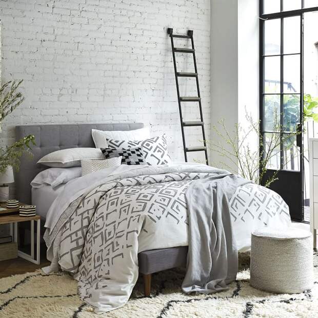 Дизайн пуфов - узорчатый пуф у кровати