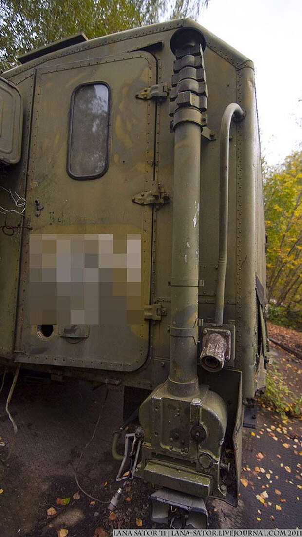 Брошенная военная техника в лесу Брошенная военная техника в лесу