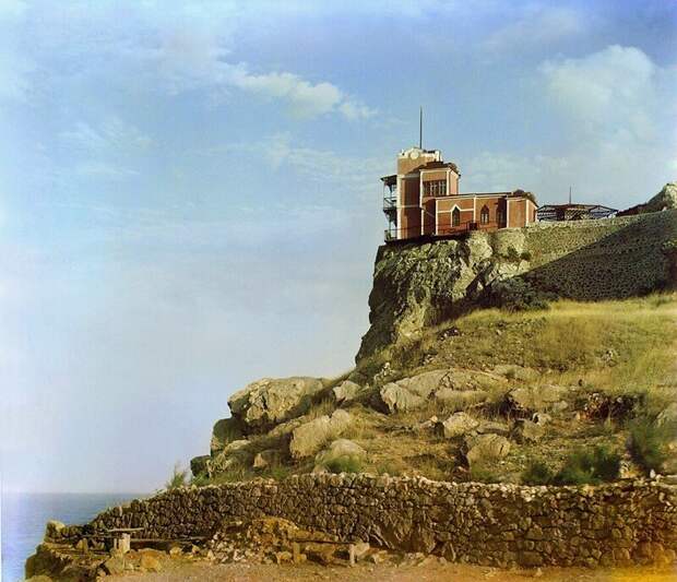 Вот таким увидел Ласточкино гнездо в 1904 году С.М. Прокудин-Горский.