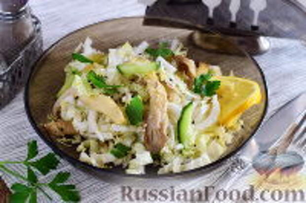 Фото к рецепту: Салат с вешенками, капустой и огурцами