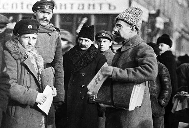 Анатолий Васильевич Луначарский (справа) выступает с агитационной речью перед рабочими и солдатами