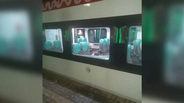 Пьяный подросток из Химок разбил стекло электрички в Москве
