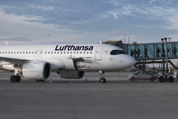 Пассажиры описали ночь в ловушке в самолете словами «не хватало ни еды, ни одеял»