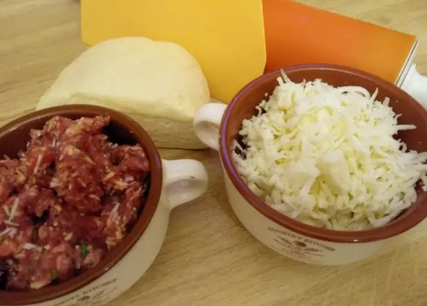 Рогалики с мясным фаршем и моцареллой