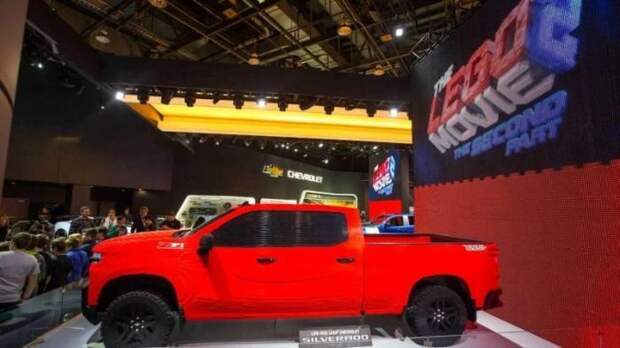Полноразмерный пикап Chevrolet Silverado из деталей Lego